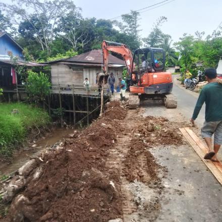 Tingkatkan Infrastruktur Desa, Proyek Siring Sungai Nyi Ratu Desa Tanah Abang Mulai Dilaksanakan